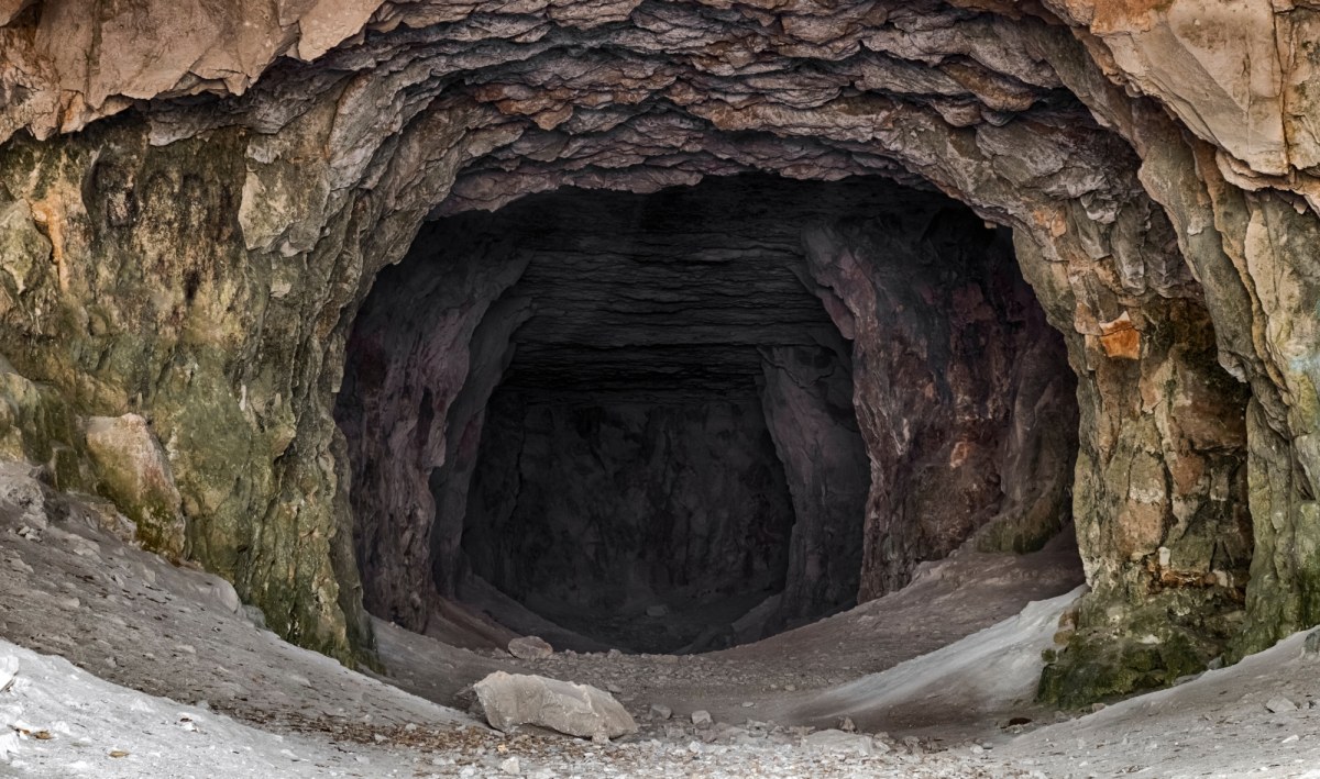 Grotołaz zsunął się do wąskiej szczeliny. Akcja goprowców w jaskini