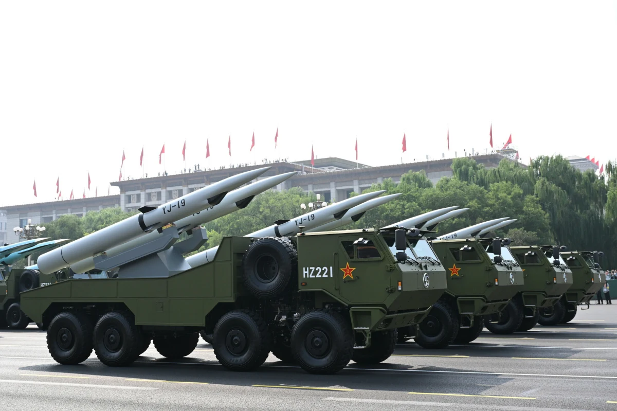 Chiny i Iran miały zawrzeć tajne porozumienie, polegające na wymianie "ropa za broń". W wyniku transakcji Iran miał otrzymać niedawno system obrony powietrznej HQ-9. To bardzo skuteczna technologia, która może zestrzeliwać samoloty z odległości 250 km, a także razić różnorodne rakiety. Wymiana mogła zmienić układ sił w regionie Indo-Pacyfiku i na Bliskim Wschodzie - twierdzą analitycy platformy Dryad Global Maritime Security.