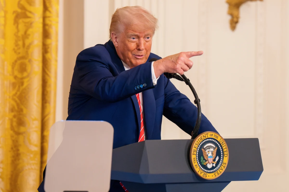 ​"Ludzie sprzeciwiający się cłom to GŁUPCY!" - napisał na platformie Truth Social prezydent USA Donald Trump. W serii wpisów odniósł się do sprawy, toczącej się przed Sądem Najwyższym, która rozstrzygnie, czy cła nałożone przez Trumpa są legalne. W jednej z publikacji prezydent zaproponował wypłacenie podatnikom po 2 tys. dolarów "dywidendy" z pieniędzy pobranych z ceł. W tym roku USA odnotowały ok. 200 mld dolarów wpływu z tego tytułu - twierdzi telewizja Fox Business.