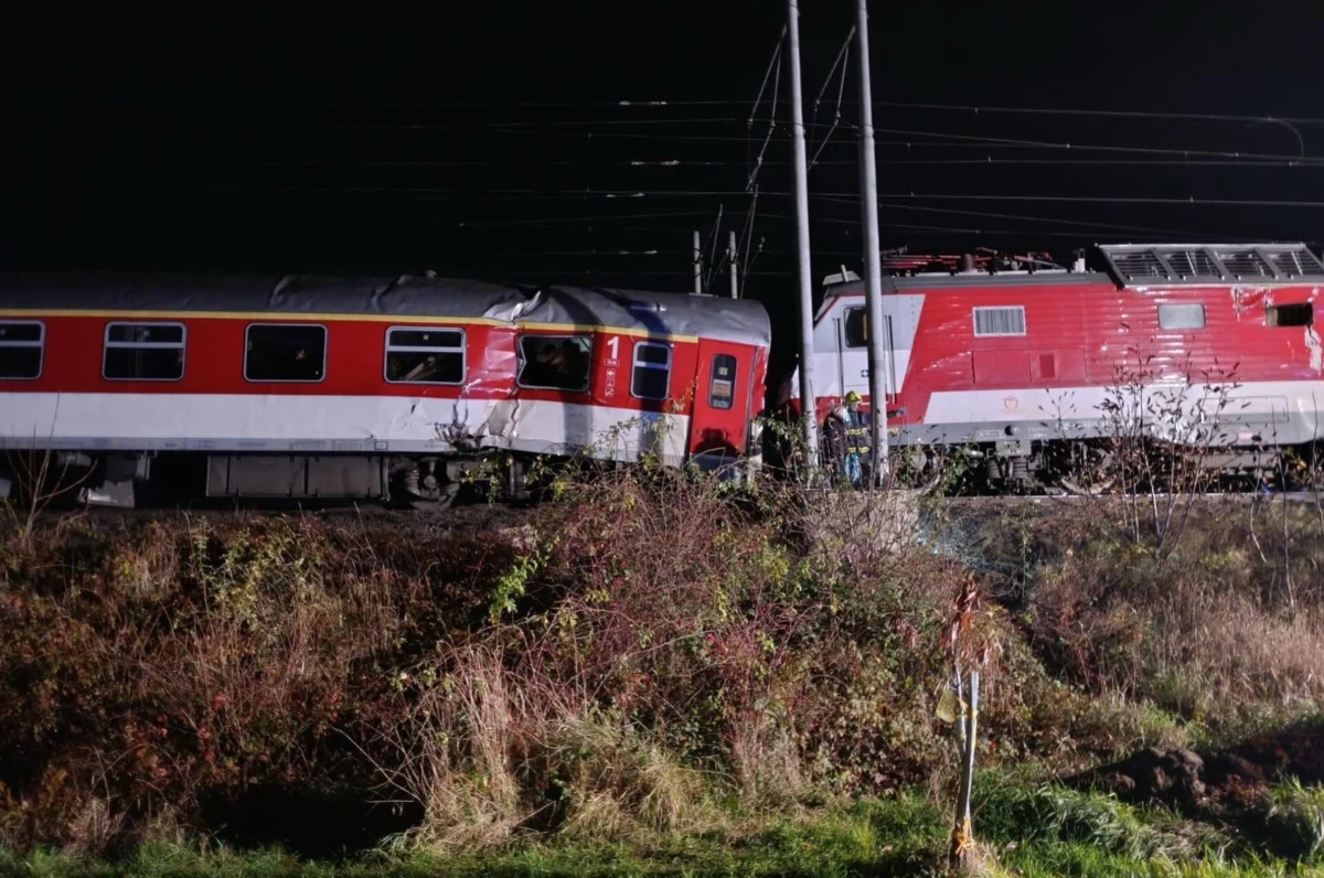 W katastrofie kolejowej w niedzielę koło Bratysławy na stacji Pezinok rannych zostało kilkadziesiąt osób. Jedenaście z nich hospitalizowano w Bratysławie. Expres TATRAN jadący z Koszyc do stolicy Słowacji najechał na tył pociągu z Nitry. Przyczyny wypadku są wyjaśniane.