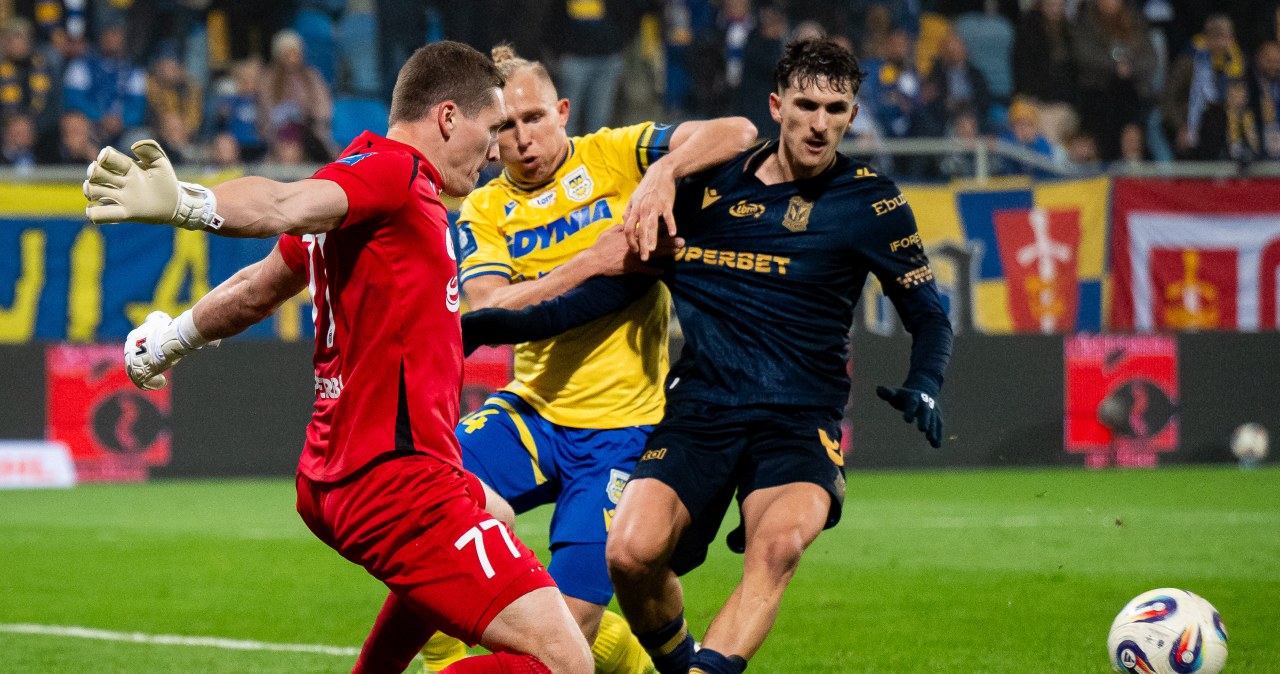 Cztery gole, czerwona kartka i zwrot akcji w Gdyni. Lech na deskach