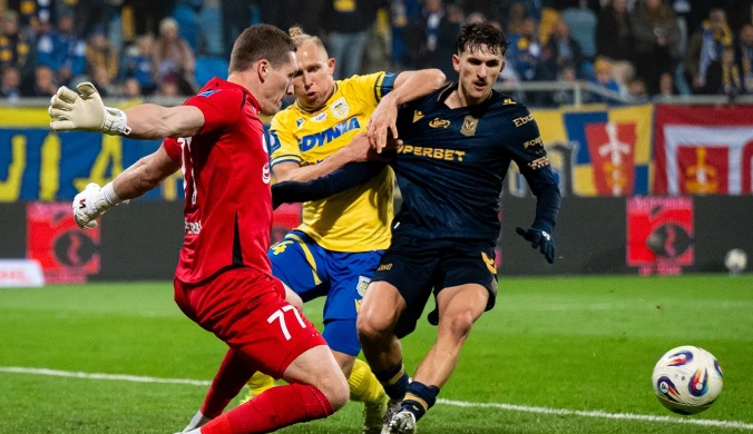 Cztery gole, czerwona kartka i zwrot akcji w Gdyni. Lech na deskach