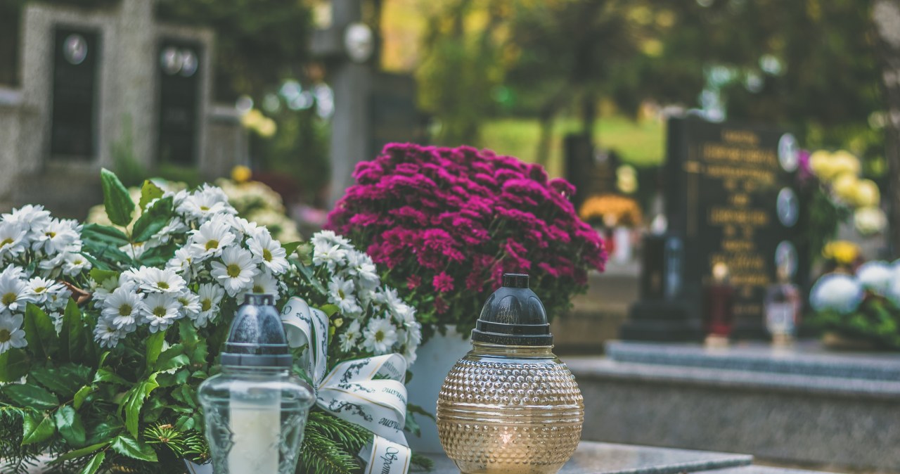 Już wprowadzili zakaz palenia zniczy i plastikowych kwiatów na cmentarzach