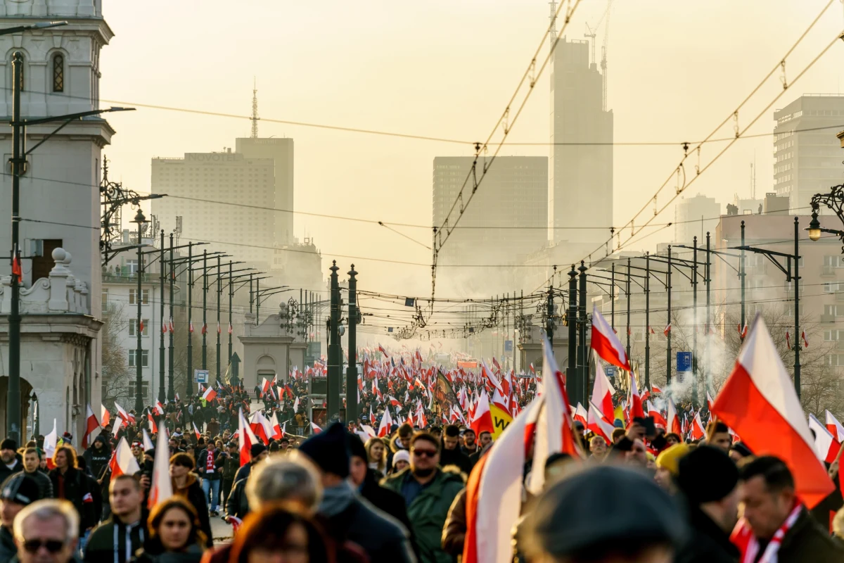 Aura przez najbliższe dwa dni nie będzie rozpieszczać. Według prognozy przedstawionej przez Instytut Meteorologii i Gospodarki Wodnej 11 listopada, w dniu Święta Niepodległości, będzie nam towarzyszyć zachmurzenie całkowite i duże. Miejscami słabe opady deszczu lub mżawki - wysoko w górach opady deszczu ze śniegiem i śniegu. Temperatura maksymalna będzie się wahać od 6 stopni Celsjusza na północnym wschodzie i w rejonach podgórskich do 12 na południowym zachodzie.