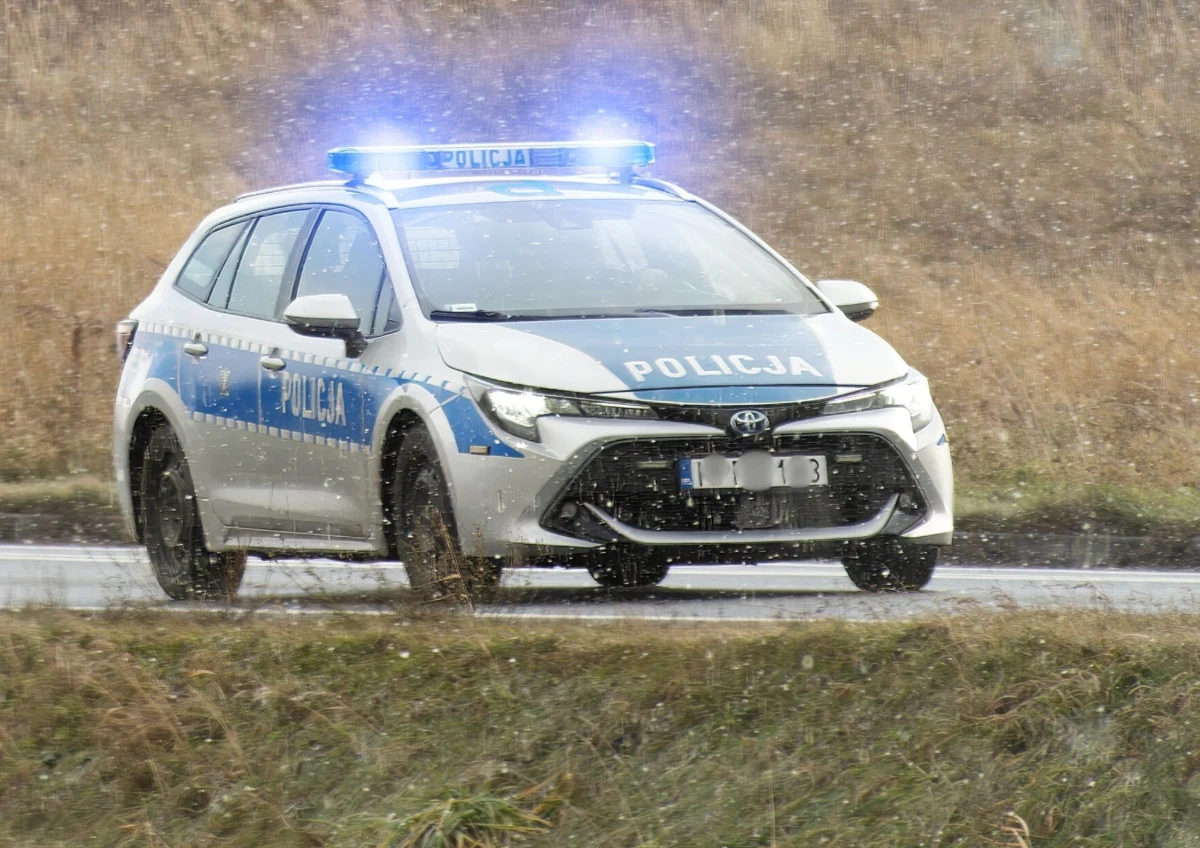 ​Dwóch obywateli Czech, którzy ukradli samochód, zostało zatrzymanych na Śląsku po międzynarodowym pościgu. Obaj mężczyźni czekają na przesłuchanie. Sprawą zajmuje się reporter RMF FM Marcin Buczek.
