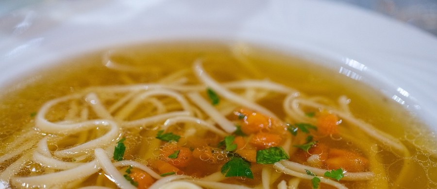 Święto – zwłaszcza w szary, chłodny, jesienny dzień – kojarzy się z gorącym, domowym rosołem. Zwłaszcza w sezonie infekcyjnym – bo przecież nie od dziś wiadomo, że wspiera odporność i pomaga w walce w objawami przeziębienia. Czy jednak, taki obiad każdemu wychodzi na zdrowie?