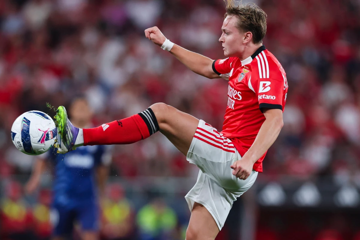 Andreas Schjelderup, piłkarz reprezentacji Norwegii i zmiennik Erlinga Haalanda, został oskarżony w Danii o nielegalne udostępnienie nagrania pornograficznego z udziałem nieletnich. Informację ujawnił norweski dziennik "VG" tuż przed kluczowym meczem eliminacyjnym do mistrzostw świata z Estonią.