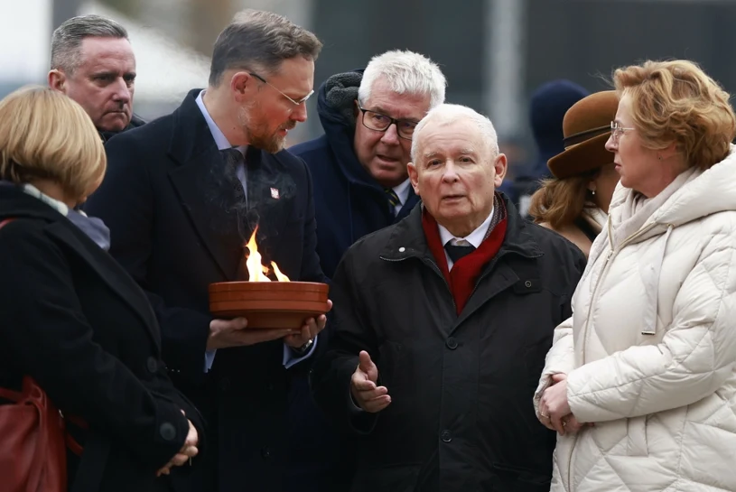 Kaczyński grzmiał o "haniebnym napisie" na wieńcu. Krzyki na miesięcznicy