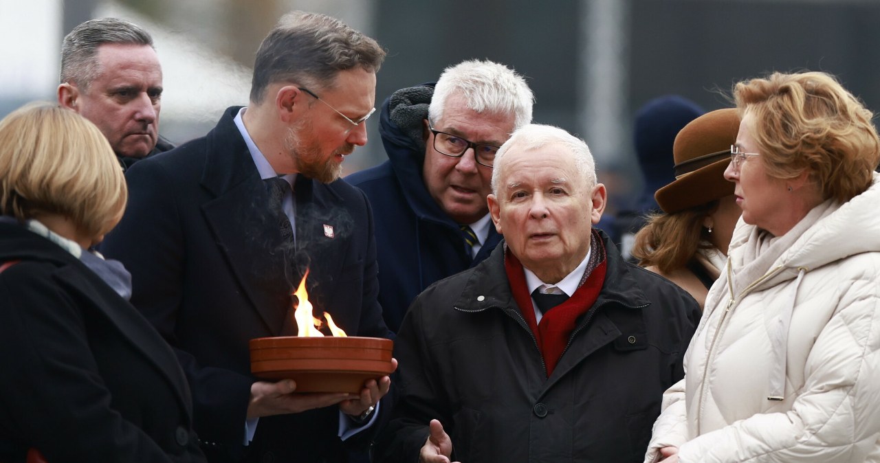 Kaczyński grzmiał o "haniebnym napisie" na wieńcu. Krzyki na miesięcznicy