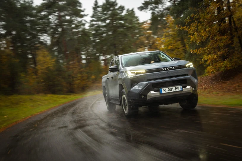 Nowa Toyota Hilux IX po raz pierwszy z napędem na prąd i na wodór