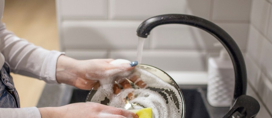 Skoro płyn służy do mycia naczyń, to nie może być szkodliwy? W końcu myjemy nim wszystko to, co ma kontakt z żywnością. Jeżeli ktoś spotkał się z takim stwierdzeniem – powinien wiedzieć, że taki sposób myślenia to błąd i odtąd już dokładnie płukać: talerze, miski, kubki czy sztućce.