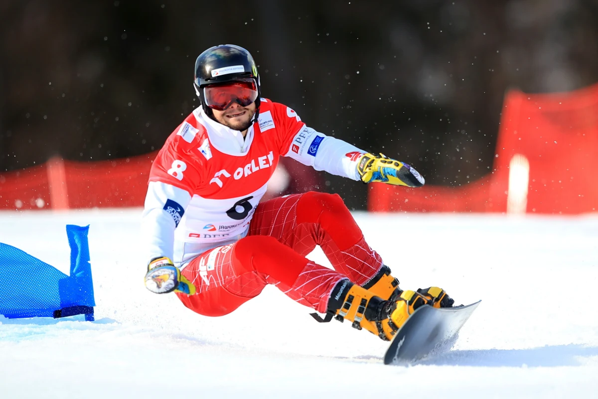 Snowboardzista Oskar Kwiatkowski ma w dorobku tytuł mistrza świata. Jest naszym naturalnym kandydatem do dobrego występu na Igrzyskach Olimpijskich Mediolan-Cortina. Po wypadku w lutym tego roku Kwiatkowski przeszedł operację, a później żmudny proces rehabilitacji. Teraz szykuje się do nowego sezonu Pucharu Świata, choć początkowo nie był pewny, czy będzie w stanie wrócić do rywalizacji.
