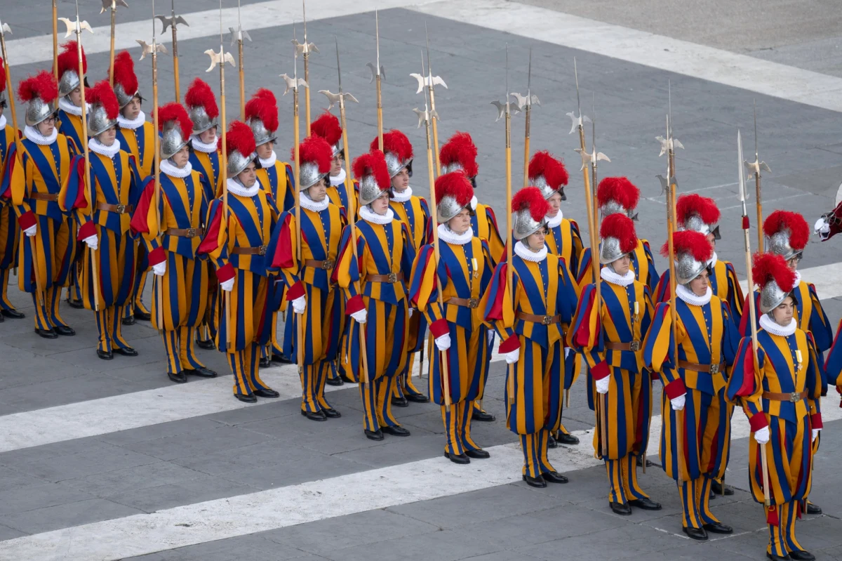 Watykańska Gwardia Szwajcarska wyjaśnia sprawę kontrowersyjnego zachowania jednego z żołnierzy. Do sytuacji doszło przy jednym z wejść do Watykanu. "W incydencie dostrzeżono elementy interpretowane jako mogące mieć charakter antysemicki" - poinformował dyrektor watykańskiego biura prasowego Matteo Bruni. 