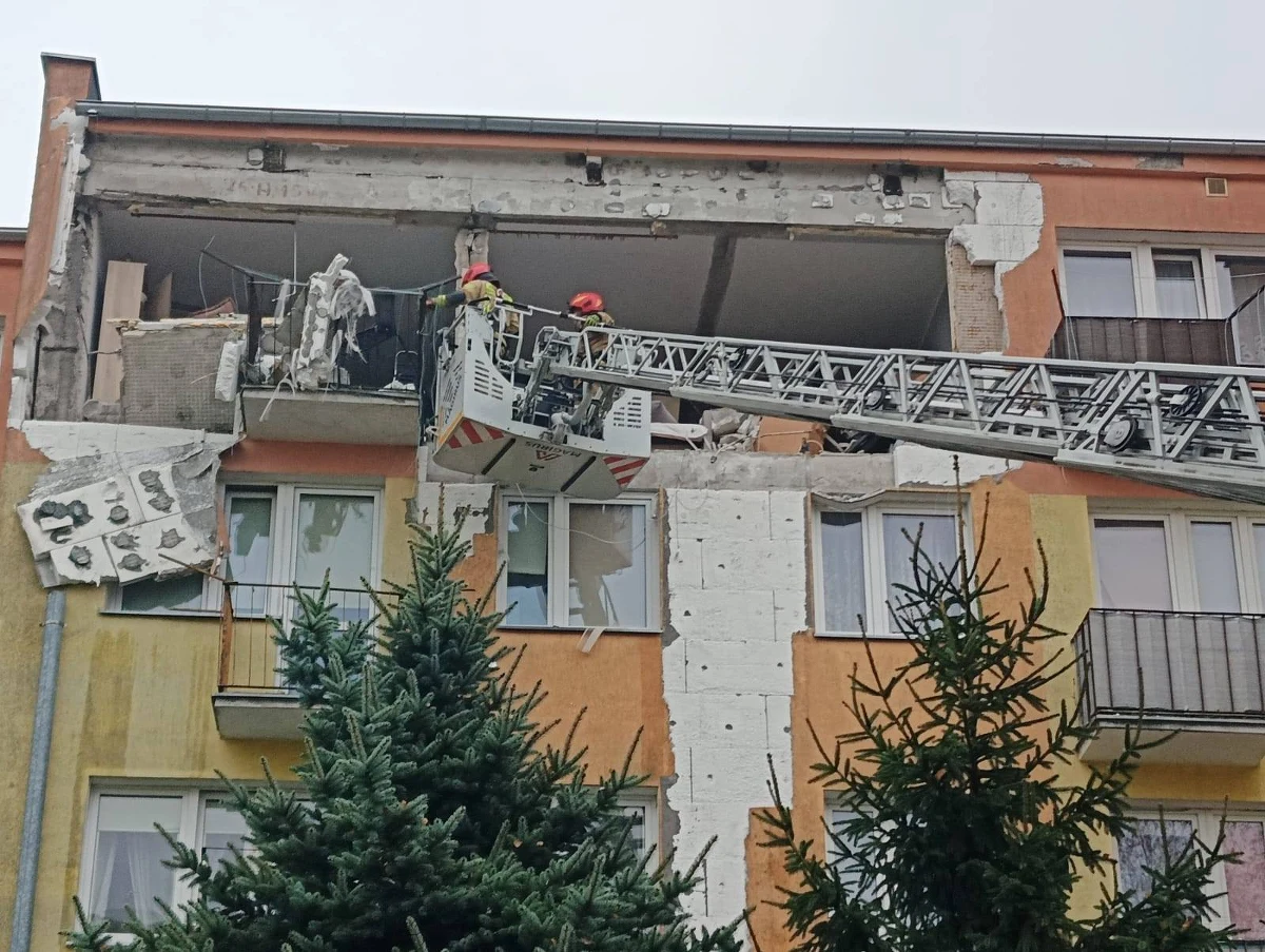 Cały blok przy placu Strażackim w Braniewie (woj. warmińsko-mazurskie), w którym w poniedziałek wybuchł gaz, został wyłączony z użytkowania. Informację o decyzji Powiatowego Inspektora Nadzoru Budowlanego przekazał w mediach społecznościowych burmistrz Braniewa Tomasz Sielicki. Podkreślił jednocześnie, że miasto zapewniło mieszkańcom tego budynku bezpieczne schronienie. 