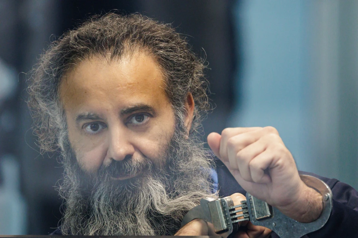 W Magdeburgu w Niemczech rozpoczął się w poniedziałek proces 51-letniego Taleba Abdula Dżawada z Arabii Saudyjskiej, który w grudniu 2024 roku wjechał samochodem w tłum na jarmarku bożonarodzeniowym. Oskarżony wykorzystuje salę sądową jako scenę do wygłaszania kontrowersyjnych wypowiedzi, co jest trudne do zniesienia dla wielu poszkodowanych i ich rodzin. Sprawa budzi ogromne emocje i pytania o działania służb oraz motywy sprawcy - informują niemieckie media.