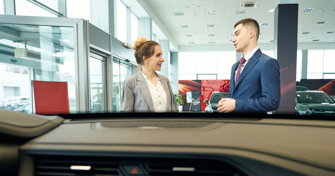 Handlowcy obrażeni za krytykę. Oto prawdziwy problem salonów w Polsce