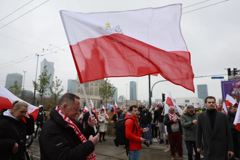 Marsz Niepodległości w Warszawie. Tłumy na ulicach, realizowane są uroczystości [NA ŻYWO]