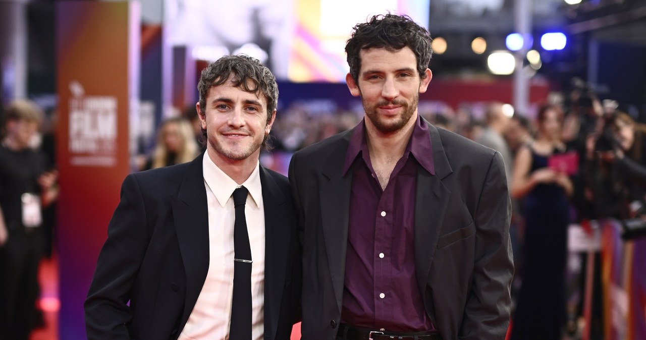 Trwa 16. American Film Festival, w ramach którego widzowie wrocławskich Nowych Horyzontów mają okazję obejrzeć niezależne produkcje kina amerykańskiego. Jednym z filmów, który przed oficjalną polską premierą pojawił się na AFF, jest "The History of Sound". Dzieło Olivera Hermanusa opowiada historię miłości Lionela i Davida, którzy poznają się w 1917 r. dzięki folkowej piosence przekazywanej z pokolenia na pokolenie. Mężczyźni rozwijają swoją relację jednocześnie podróżując po Ameryce w poszukiwaniu ludowych pieśni, które rejestrują za pomocą fonografu i woskowych cylindrów. Muzyczne kronikarstwo staje się ich sposobem na zatrzymanie ulotnych chwil oraz uczuć.