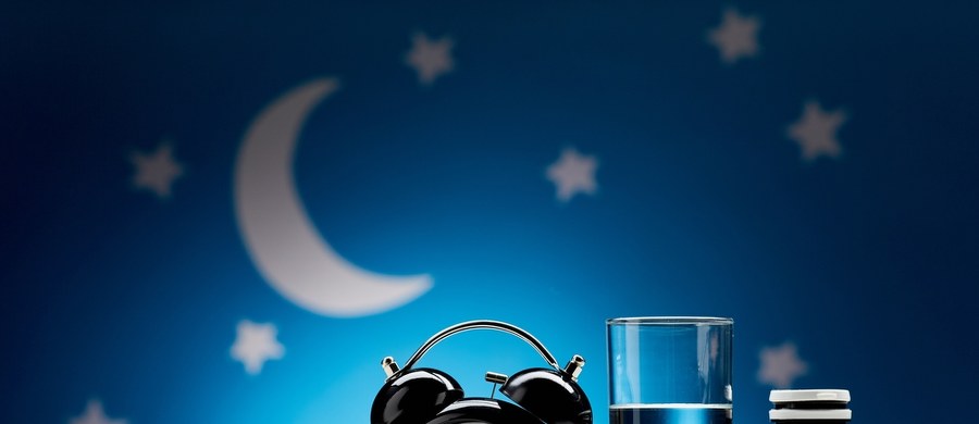 Zmęczenie, problemy ze skupieniem, kołatania serca, wzmożona potliwość, ból głowy – takie objawy niedoboru snu powinny budzić niepokój i skłonić do konsultacji lekarskiej. Szukanie rozwiązań farmakologicznych na własną rękę, nie jest dobrym pomysłem. W cyklu „Twoje Zdrowie w Faktach RMF FM” eksperci wyjaśniają, jak leczyć problemy ze snem.