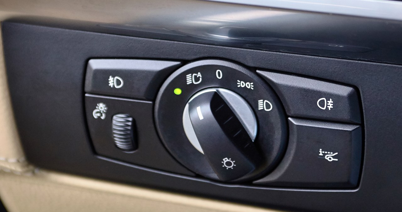 Większość kierowców ignoruje to pokrętło. Policja może wystawić 3000 zł