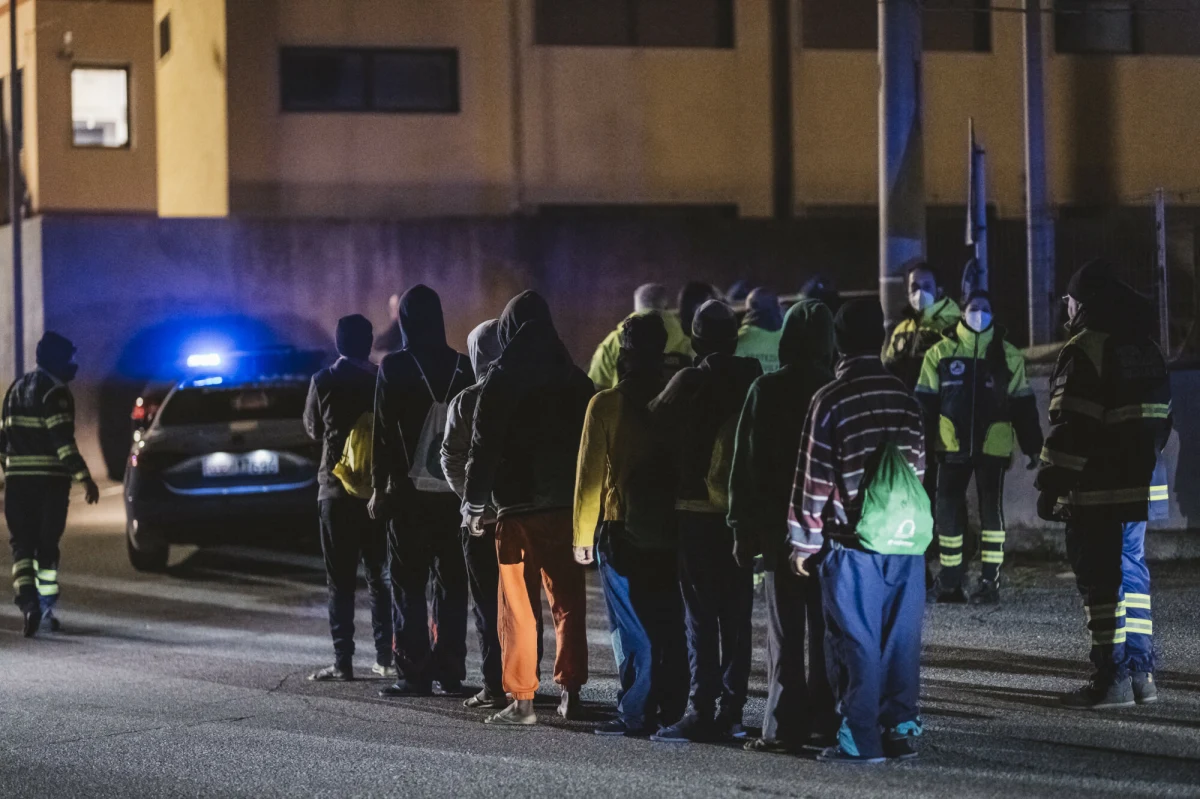 Bułgaria, Czechy, Estonia, Chorwacja, Austria i Polska zmagają się z poważną presją migracyjną i będą mogły wystąpić o pełne lub częściowe zwolnienie z relokacji migrantów na nadchodzący rok w ramach unijnego paktu azylowo-migracyjnego - poinformowała we wtorek Komisja Europejska. Wiceminister MSWiA Maciej Duszczyk przekazał dziennikarce RMF FM, że „dokument notyfikacyjny w sprawie całkowitego wyłączenia z tych obowiązków jest już gotowy i zostanie wysłany do KE do końca tego tygodnia”. Dodał, że dzisiejsza decyzja KE oznacza, że "Polska jest zwolniona z obowiązkowej solidarności na wiele lat".
