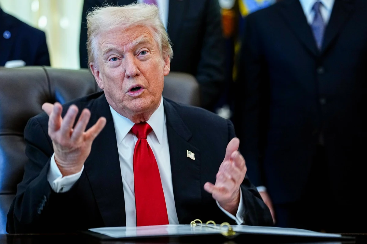 Prezydent USA Donald Trump stwierdził, że "chyba musi" złożyć pozew przeciwko brytyjskiej telewizji BBC. Zarzuca stacji zmanipulowanie jego wypowiedzi z 6 stycznia 2021 roku, tuż przed zamieszkami na Kapitolu. Trump twierdzi, że BBC "oszukała opinię publiczną" i przyznała się do błędu. Kierownictwo telewizji podało się do dymisji.