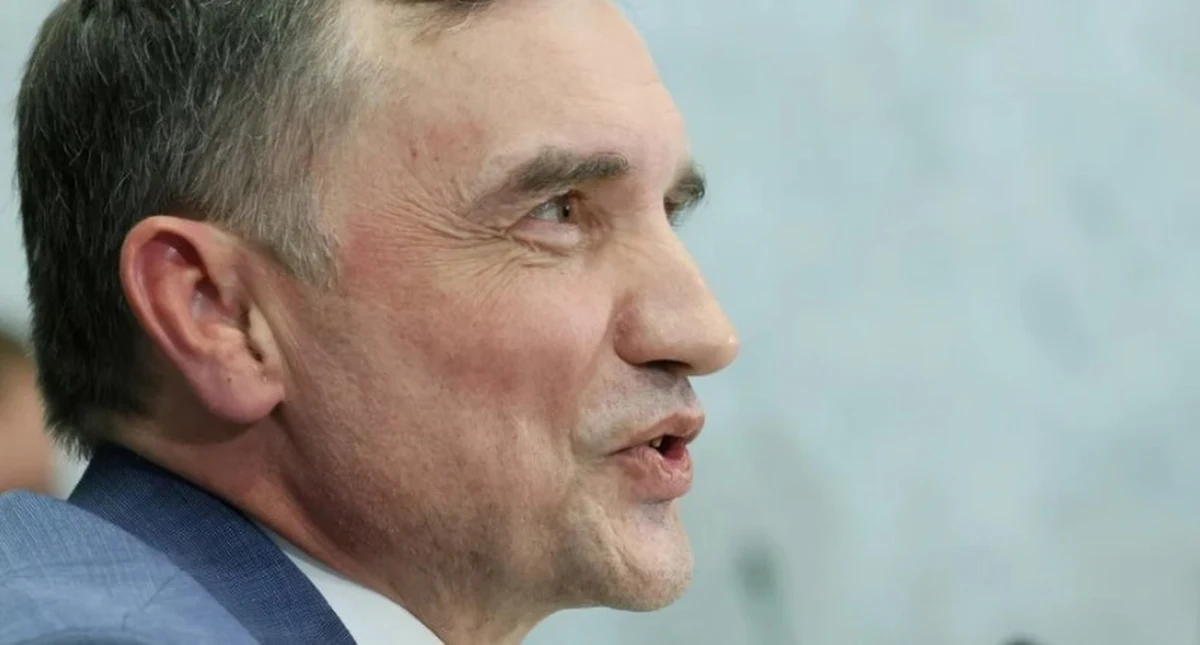 Zbigniew Ziobro zaproponował Prokuraturze Krajowej przesłuchanie go w Brukseli lub na Węgrzech oraz zadeklarował, że stawi się na nim, by usłyszeć zarzuty. Pełnomocnik byłego ministra sprawiedliwości mec. Bartosz Lewandowski potwierdził doniesienia "Rzeczpospolitej" w tej sprawie. Poseł PiS złożył taką propozycję prokuraturze, ponieważ pozwoliłoby mu to uniknąć tymczasowego aresztowania.