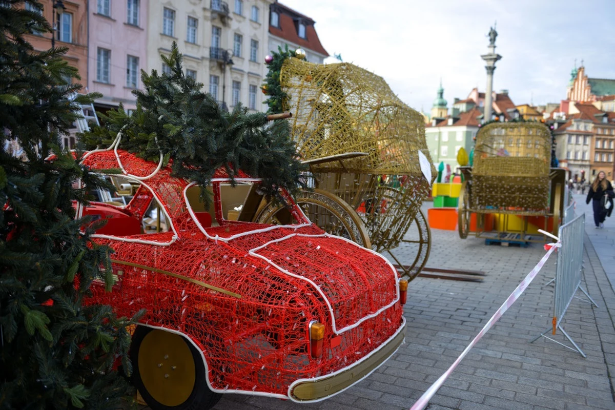 Trwa montaż świątecznej iluminacji na Trakcie Królewskim w Warszawie. Już 3 grudnia stolica rozbłyśnie tysiącami światełek i ozdób w stylu retro, przenosząc mieszkańców i turystów w klimat lat 50. i 60. ubiegłego wieku. To ostatnia szansa, by zobaczyć tę wyjątkową aranżację – w przyszłym roku pojawi się zupełnie nowa oprawa świetlna.