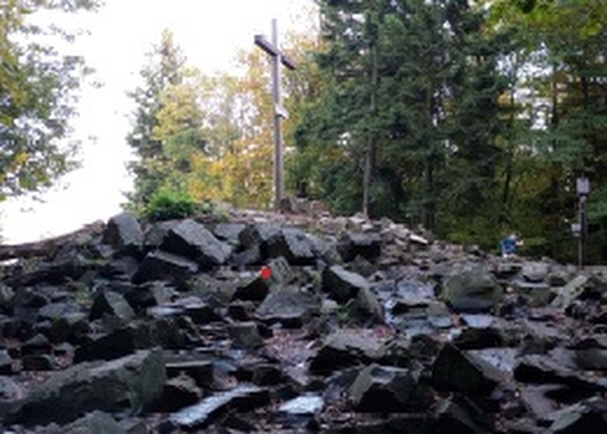 Piramida Armińskiego powróci na Łysicę. To najstarszy polski znak geodezyjny