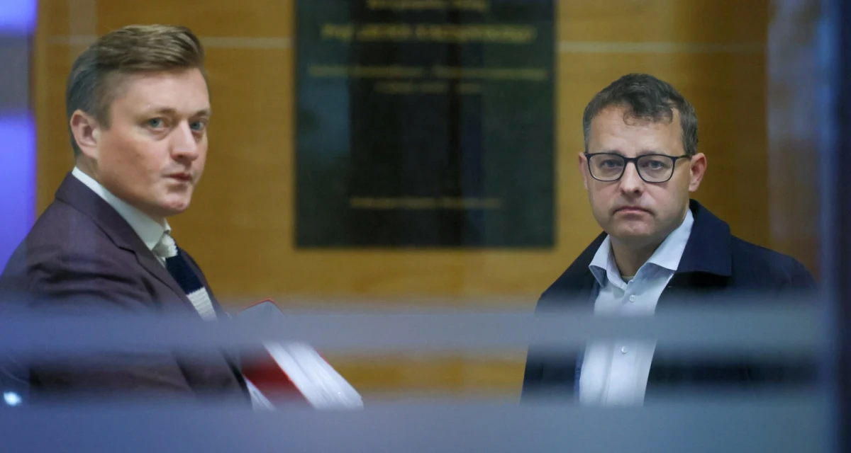 Poseł Marcin Romanowski złożył zawiadomienie o podejrzeniu przestępstwa przez Waldemara Żurka, czyli ministra sprawiedliwości. Przebywający na Węgrzech Romanowski zarzuca Żurkowi powiązania z obcym wywiadem i twierdzi, że skala działań jest trudna do zignorowania. 