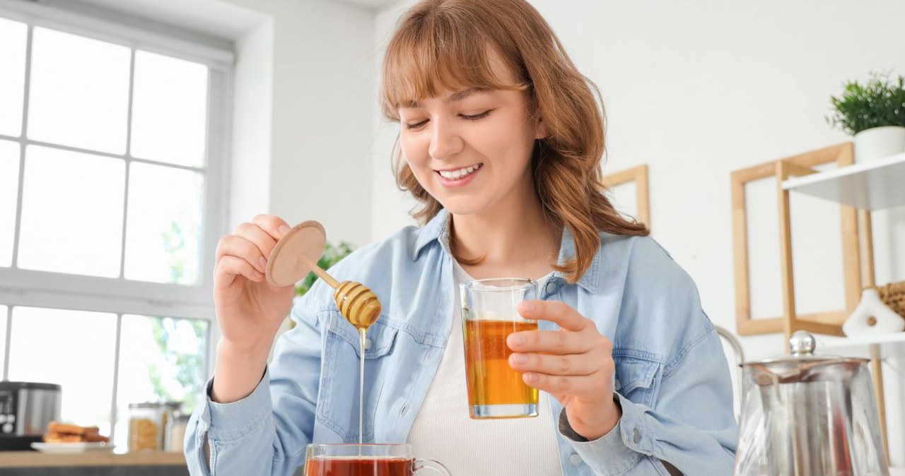 Miód w herbacie traci adekwatności? Pszczelarz wyjaśnia raz na zawsze