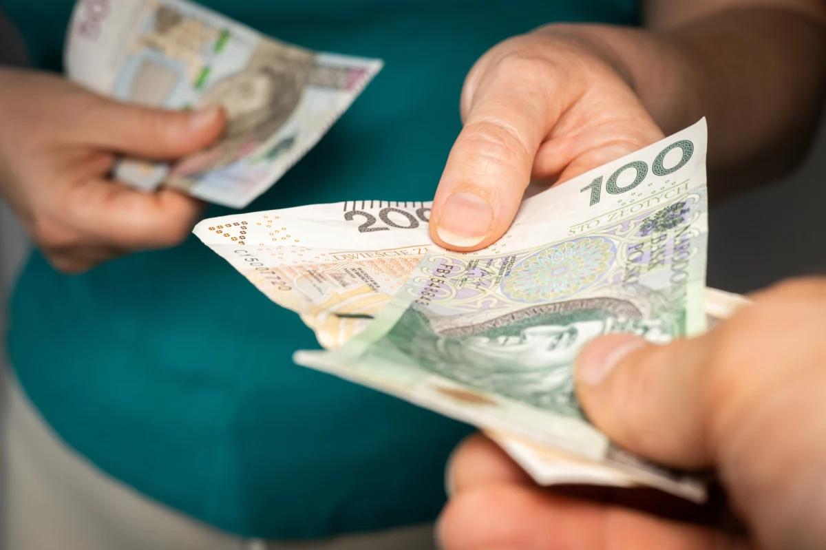 Zbliża się termin możliwości ubiegania się o wypłatę środków z programu "Dobry start", czyli jednorazowego wsparcia finansowego uczniów rozpoczynających rok szkolny. Z uwagi na wysokość wsparcia, o jakie można się ubiegać program nazywany jest też 300 plus, na wzór wypłacania wsparcia dla rodziców na dziecko w wysokości 800 złotych. To właśnie w listopadzie mija termin składania wniosków. 