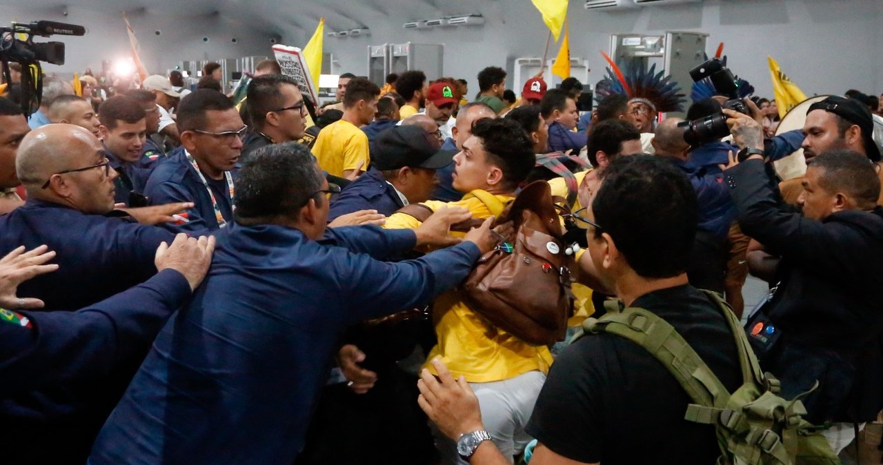Szarpanina na konferencji klimatycznej. "Nasze lasy nie są na sprzedaż"