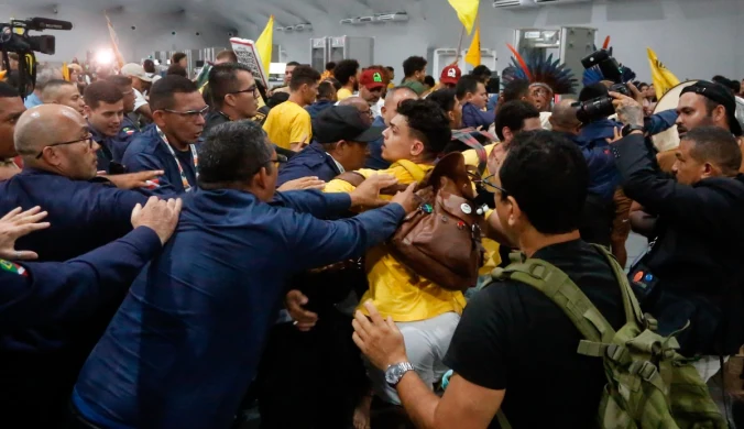 Szarpanina na konferencji klimatycznej. "Nasze lasy nie są na sprzedaż"