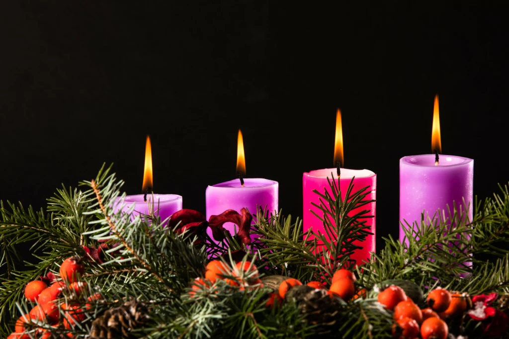 Wieniec adwentowy symbolizujący cztery niedziele adwentu