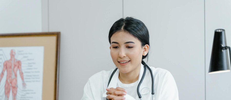 Dostęp do lekarza w krótkim czasie to dziś jedno z najczęstszych oczekiwań pacjentów w Polsce. Niestety, w ramach publicznej służby zdrowia nie zawsze jest to możliwe – długie kolejki do specjalistów, ograniczona liczba wizyt i utrudniony dostęp do badań sprawiają, że coraz więcej osób decyduje się na prywatną opiekę medyczną.