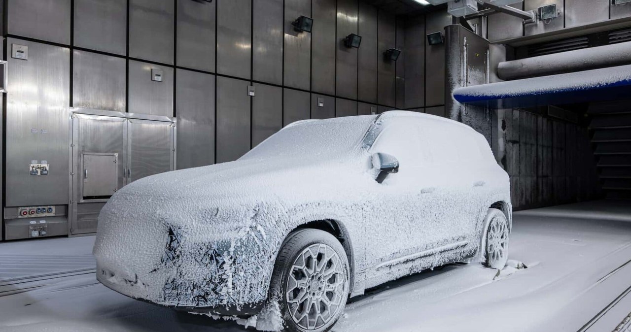 Mercedes pokazał nowego GLB. Ośnieżony samochód wzbudził ciekawość internautów