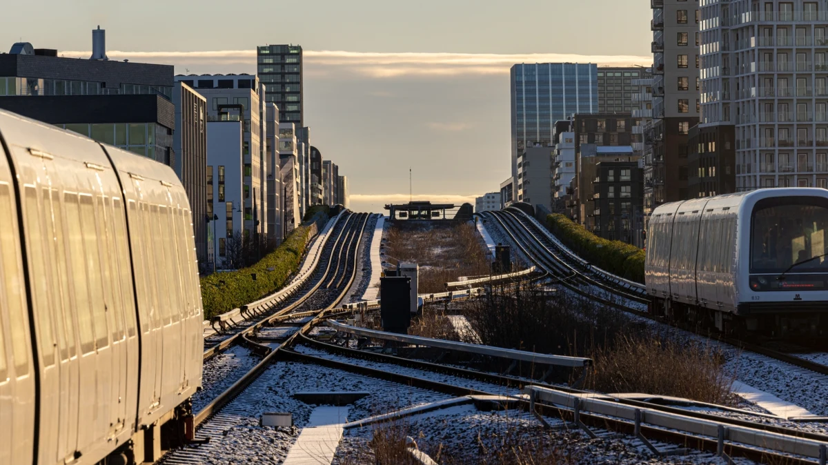 Duńskie instytucje i firmy od lat korzystają z rosyjskiego programu Agisoft Metashape do tworzenia cyfrowych modeli 3D. Teraz, po ujawnieniu powiązań producenta z rosyjskimi służbami i fundacją kierowaną przez córkę Władimira Putina, eksperci alarmują: to potencjalne narzędzie wojny hybrydowej, które może zagrażać bezpieczeństwu kraju. Duńskie władze zapowiadają weryfikację używanego oprogramowania, a część firm już rezygnuje z jego stosowania.