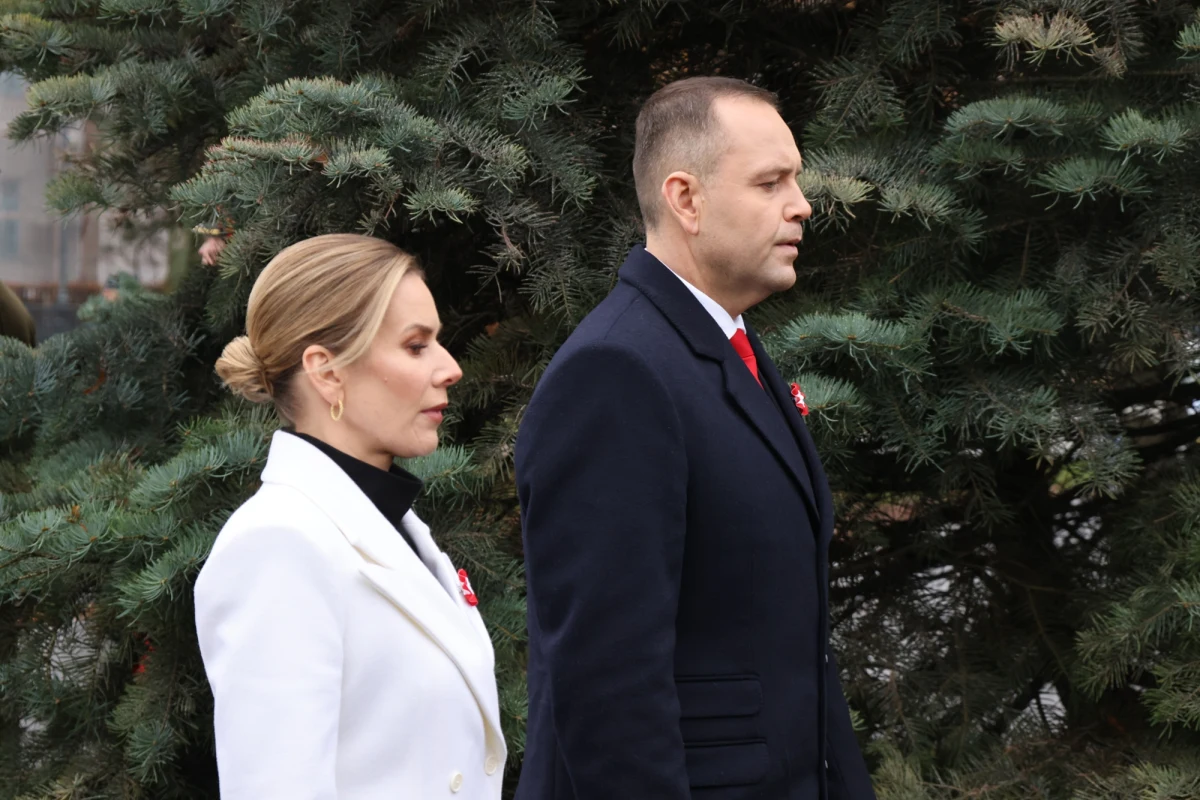 "Żeby nie było niczego, czyli doktryna Kononowicza w Pałacu Prezydenckim" - skomentował decyzję Karola Nawrockiego o odmowie nominacji 46 sędziów premier Donald Tusk. "To świadczy o próbie uzurpacji uprawnień" - dodał Adam Szłapka, rzecznik rządu. "Destrukcja państwa" - skwitował Tomasz Siemoniak, koordynator służb specjalnych. Po stronie prawicy słychać zachwyty. "To ważny sygnał, że (prezydent) nie zgadza się na anarchię w sądach i swoimi decyzjami nie będzie jej legitymizował. Brawo!" - napisał na platformie X Sebastian Kaleta, poseł PiS.