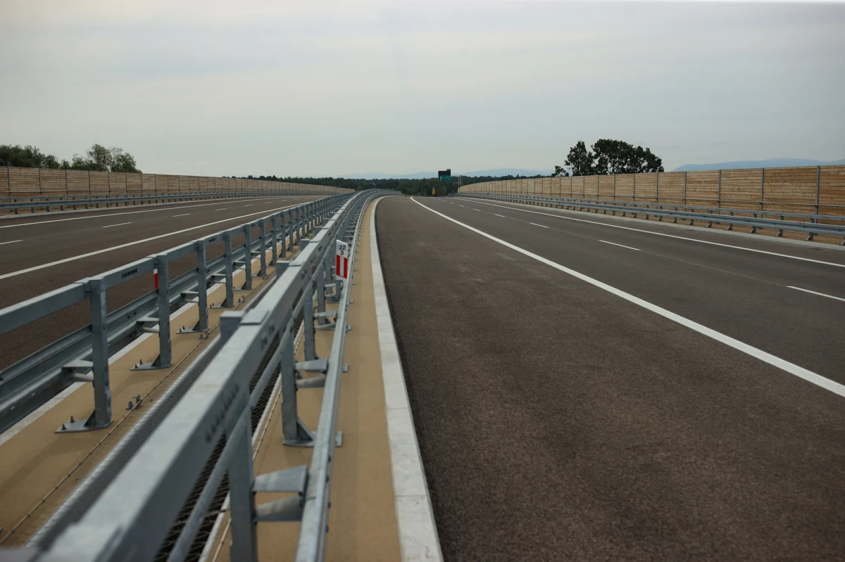 Już w grudniu kierowcy z południowej Polski będą mogli korzystać z nowego odcinka drogi ekspresowej S1, prowadzącego z Dankowic do węzła Bielsko-Biała Hałcnów. To długo wyczekiwana inwestycja, która ma szansę diametralnie zmienić komunikację w regionie i ułatwić podróże zarówno w kierunku Śląska, jak i na Słowację. Trasa S1, choć jeszcze nie dokończona, już teraz bywa określana przez kierowców mianem "najpiękniejszej w Polsce".