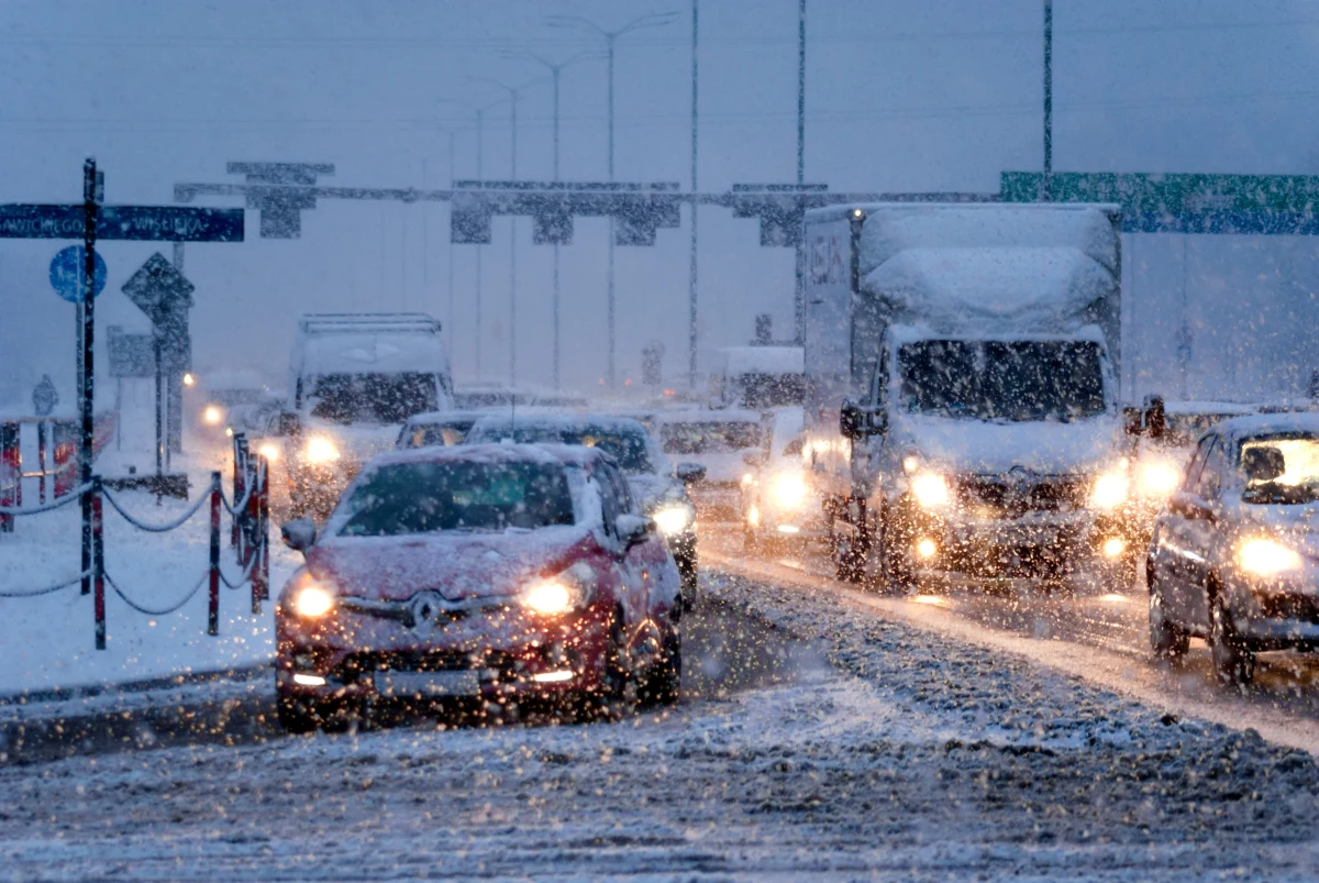 Według najnowszych prognoz meteorologicznych, już w drugiej połowie listopada w wielu regionach Polski pojawią się pierwsze w tym sezonie opady śniegu. Eksperci przewidują, że miejscami pokrywa śnieżna może osiągnąć nawet kilkanaście centymetrów, a w górach – ponad 20 cm. Sprawdź, jakiej pogody można się spodziewać w najbliższych dniach i gdzie śnieg zaskoczy kierowców oraz mieszkańców.

