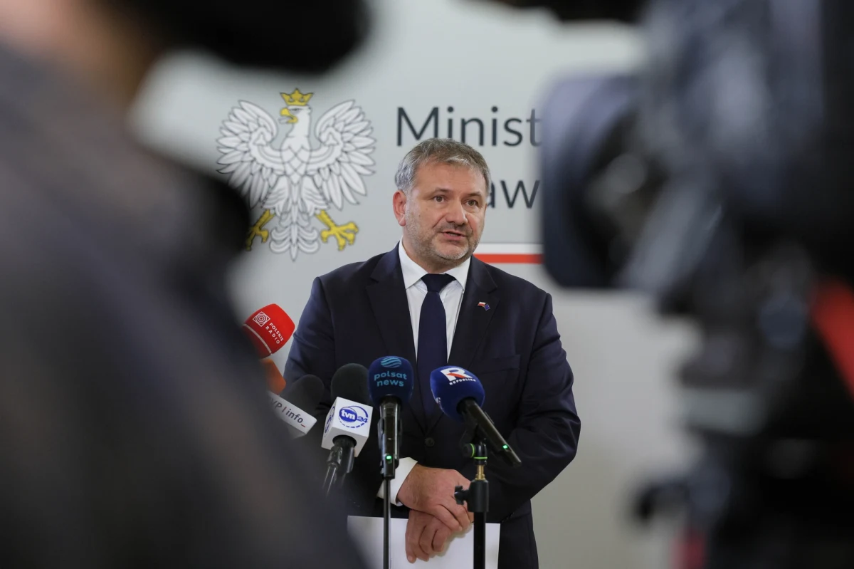 Minister sprawiedliwości Waldemar Żurek skomentował podczas konferencji prasowej odmowę podpisania przez prezydenta Karola Nawrockiego nominacji dla 46 sędziów. "Jeżeli te 46 osób przeszło przez neoKRS, a prezydent odmówił im przez wadliwe ukształtowanie tej organizacji, to mogę jedynie przyklasnąć" - skwitował ironicznie szef resortu sprawiedliwości.