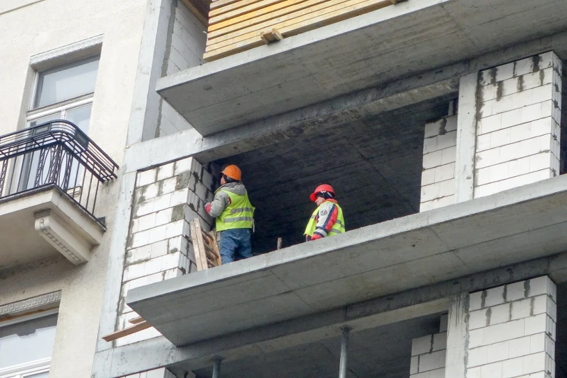 Płacą choćby 14 tys. zł. Oferują darmowe noclegi i zwrot kosztów dojazdu