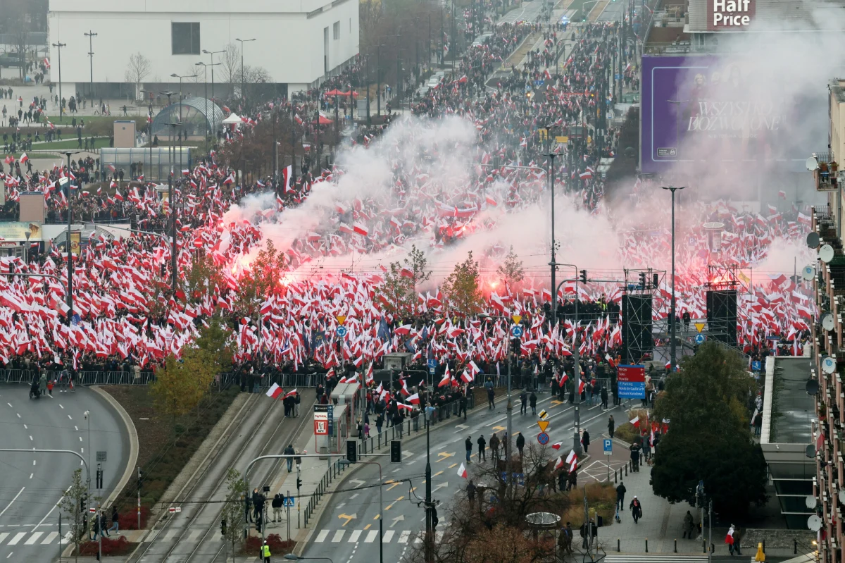Tegoroczny Marsz Niepodległości, który przeszedł ulicami Warszawy 11 listopada, wywołał prawdziwą burzę wśród polskich internautów. Najnowszy raport Europejskiego Kolektywu Analitycznego Res Futura ujawnia, że aż 69 proc. użytkowników sieci oceniło wydarzenie jako promujące mowę nienawiści i zagrażające bezpieczeństwu publicznemu. Zainteresowanie marszem było ogromne – według szacunków raportu, zasięg obejmował aż 90 milionów internautów, którzy śledzili i komentowali wydarzenie.