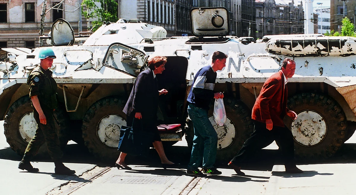 Włoska prokuratura prowadzi śledztwo w sprawie doniesień o tzw. "snajperskich safari" podczas wojny w Bośni w latach 90. Według ustaleń śledczych, obywatele Włoch, ale też innych krajów, mieli płacić wysokie sumy za możliwość strzelania do cywilów w oblężonym Sarajewie. O sprawie informuje BBC.