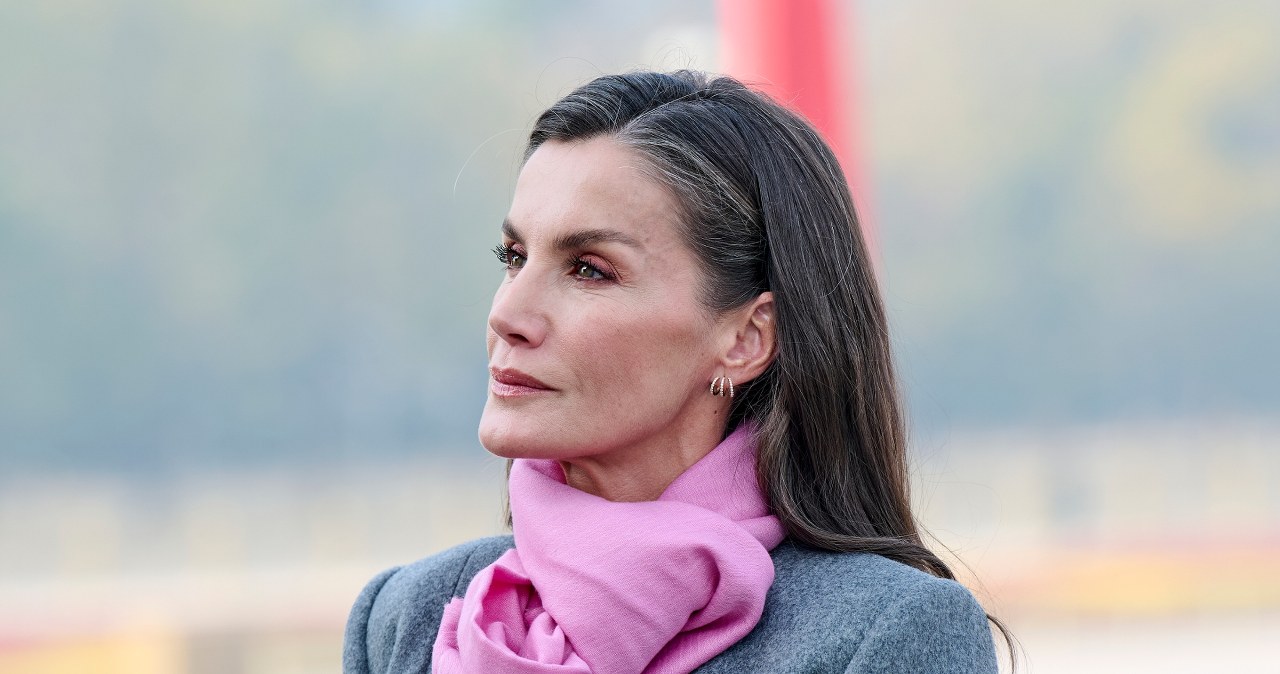 Monarchini skupiła wzrok podczas podróży. Ten strój to istny obłęd