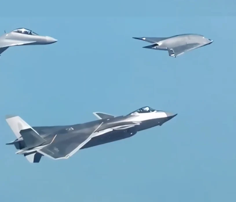 "Ostry miecz" w powietrzu. Chiny prezentują dron GJ-11 w formacji z J-20 i J-16D