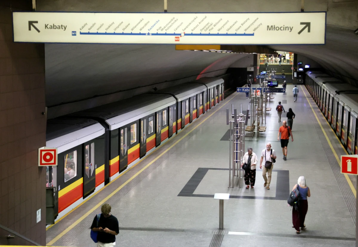 Od czwartkowego wieczoru do niedzieli pasażerowie warszawskiego metra muszą przygotować się na poważne utrudnienia. Na kluczowym odcinku linii M1 pociągi nie będą kursować – wszystko przez wymianę urządzeń sterowania ruchem i modernizację podstacji energetycznej. W tym czasie uruchomiona zostanie komunikacja zastępcza, a na ulice wyjadą dodatkowe autobusy i tramwaje.