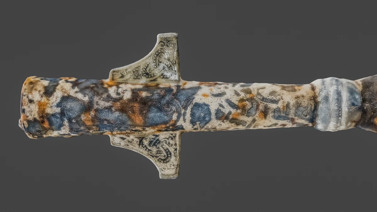 Unikatowe, ozdobione złotem i srebrem włócznie sprzed tysiąca lat wydobyli archeolodzy z dna jeziora Lednica w Wielkopolsce. To kolejne niezwykłe znalezisko z legendarnego miejsca, które od lat fascynuje badaczy historii pierwszych Piastów. Czy broń wpadła do wody podczas dramatycznych walk, a może została tam wrzucona w rytualnym geście? Odpowiedź na to pytanie być może kryje się w misternych ornamentach i tajemniczych śladach na odnalezionych włóczniach.