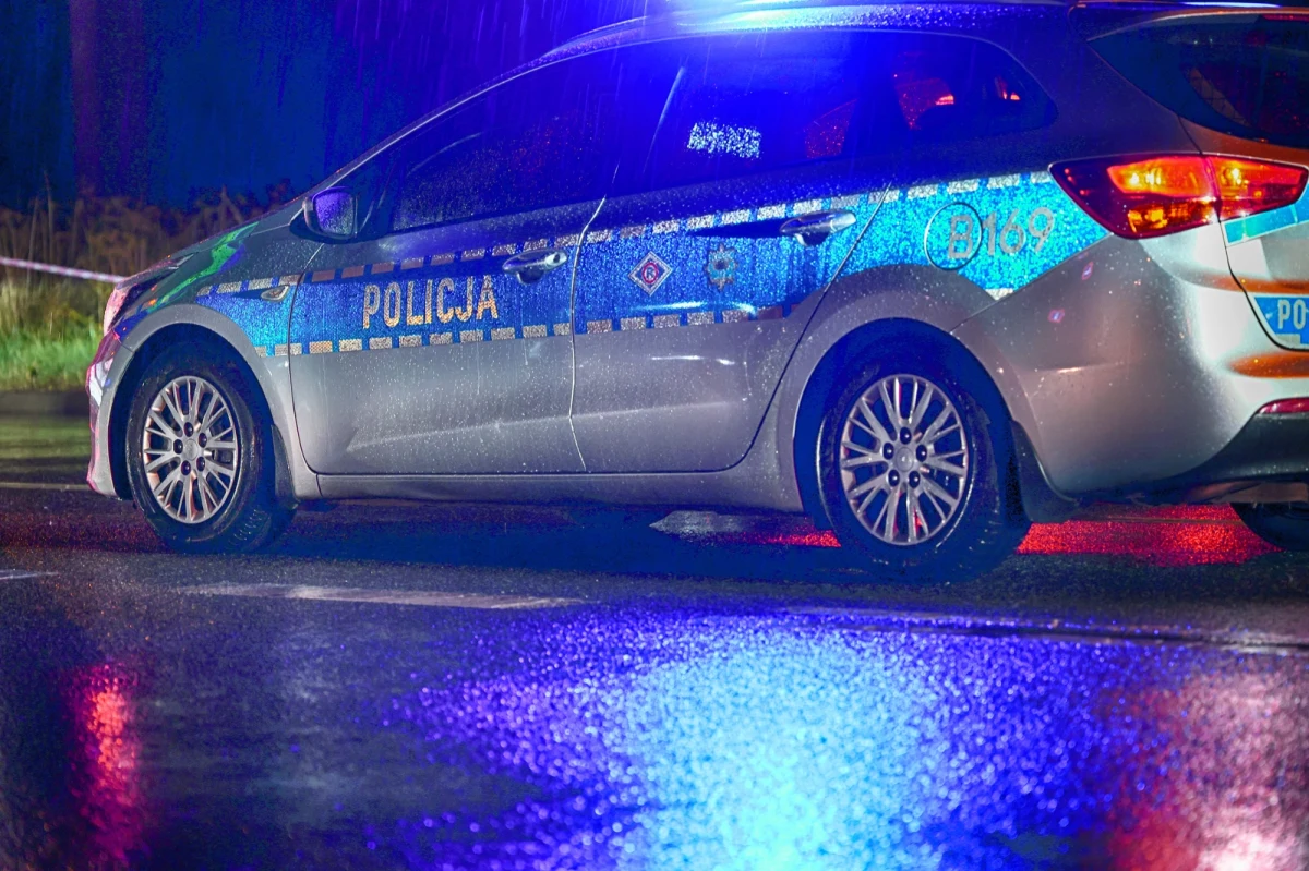 Niebezpieczny pościg ulicami Wrocławia. Policjanci zatrzymali 43-letniego kierowcę mazdy, który nie zatrzymał się do kontroli drogowej i próbował uciec przed funkcjonariuszami. Okazało się, że mężczyzna nie posiadał prawa jazdy, a w jego aucie znaleziono papierosy bez polskich znaków akcyzy.